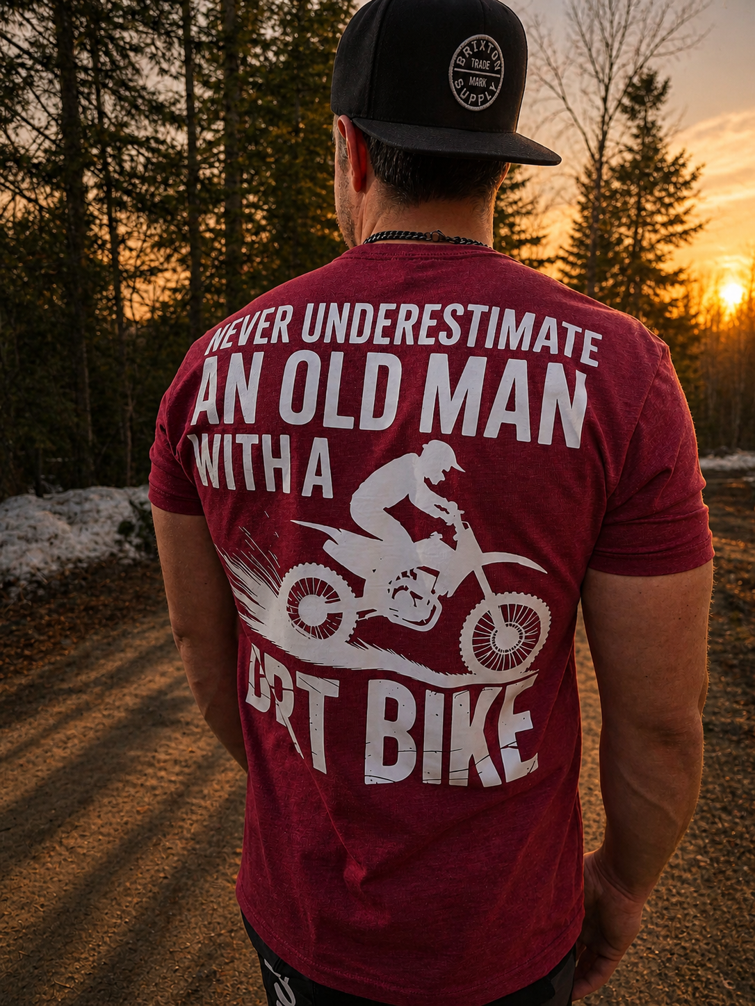 T-shirt - NEVER UNDERESTIMATE AN OLD MAN - CARDINAL
